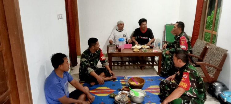 Babinsa Koramil 04/Karangkobar Laksanakan Komsos Dengan Tokoh Pemuda Jaga Persatuan Kesatuan