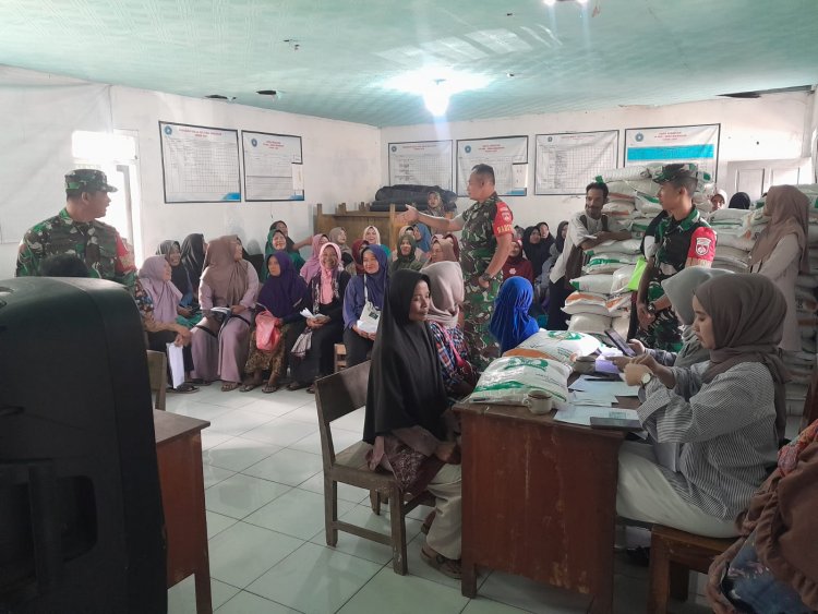 Babinsa Koramil 04/Karangkobar Dampingi Penyaluran Beras Bulog Kepada 351 Warga Desa Binangun