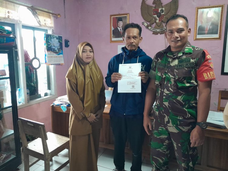 Selalu Ada Di Tengah-Tengah Masyarakatnya Babinsa Dampingi Warga Pembuatan Akta Kelahiran