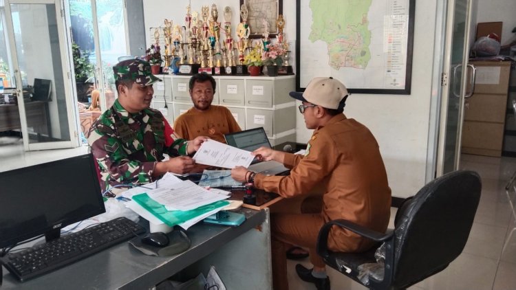 Sertu Tohar Dampingi Warga Binaan  Pembuatan Akta Kelahiran