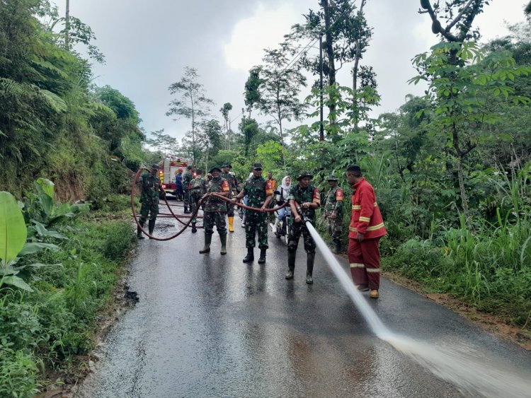 Bersama Warga Babinsa  Melaksanakan Kerja Bakti Pembersihan Longsoran Tebing