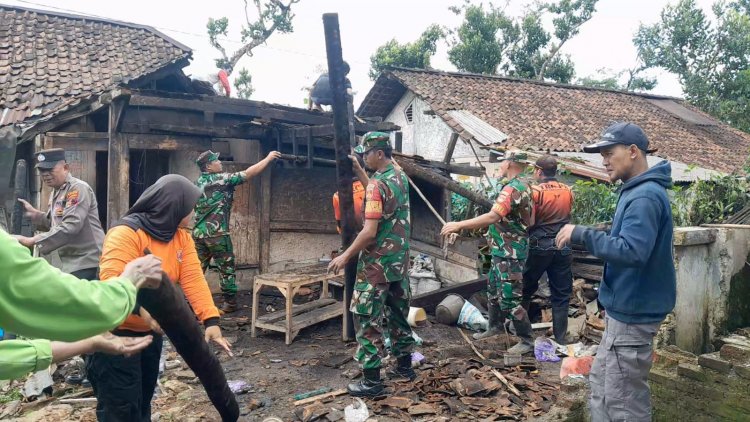 Sebagai Wujud Kepedulian, Babinsa Koramil 04/Karangkobar  Bantu Pembongkaran Rumah Warga Binaan