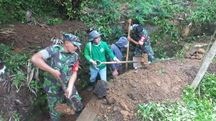 Upaya Mengoptimalkan Sistem  Irigasi Babinsa Bantu Warga Gotong Royong Bersihkan Saluran Irigasi