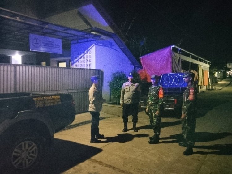 Jelang Natal Dan Tahun Baru, Babinsa Bersama Bhabinkamtibmas Karangkobar Tingkatkan Patroli Gereja Malam Hari