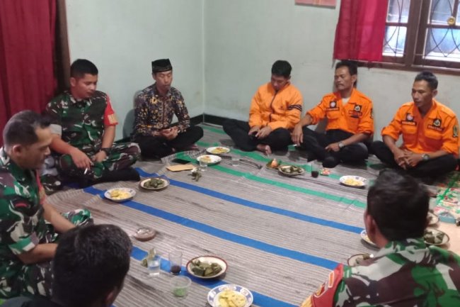 Terciptanya Hubungan Yang Erat Babinsa Bersama Relawan Jalin Komsos Dengan Warga