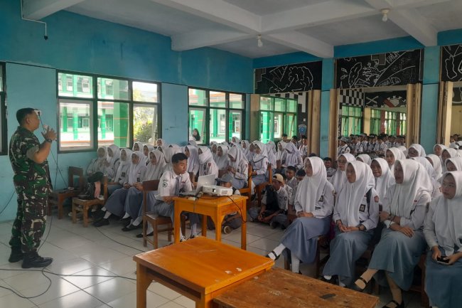 Pelda Sujatnoto Berikan Materi Wasbang Pelajar Tentang Generasi Muda Dan Menanamkan Jiwa Bela Negara