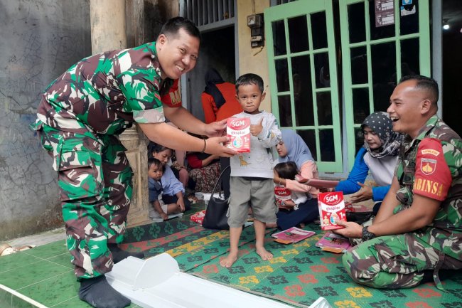 Babinsa Koramil 04/Karangkobar Dampingi Pemberian Makanan Tambahan Balita (PMT) 
