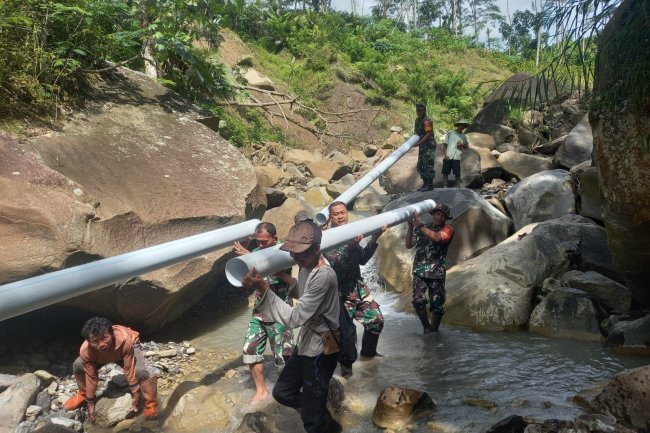 Babinsa Koramil 04/Karangkobar Bantu Poktan Sentosa Tani Pasang Pipa Saluran Irigasi