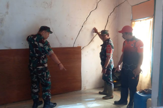 Babinsa Koramil 04/Karangkobar Cek Rengkahan Tanah Desa Binaan