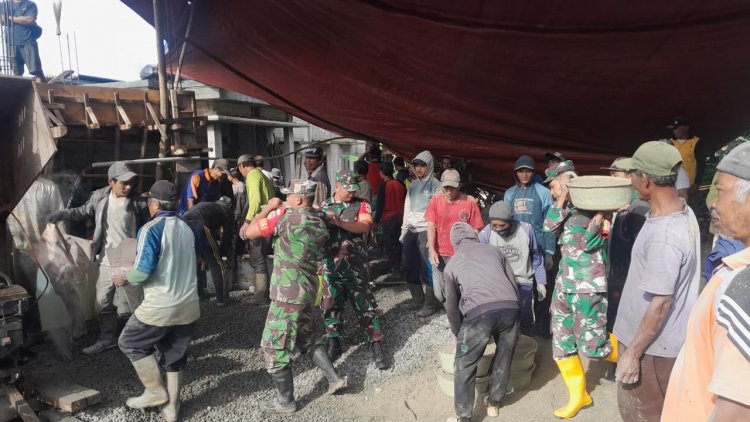 Babinsa Bersama Warga Melaksanakan Gotong Royong Pengecoran Masjid AL-HIDAYAH