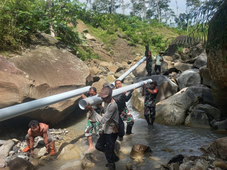 Babinsa Koramil 04/Karangkobar Bantu Poktan Sentosa Tani Pasang Pipa Saluran Irigasi
