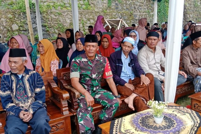 Babinsa Hadiri Isro'Miroj Dan Haflah Attasakur Lil ikhitam Majelis Taklim Roudhotul Khasanah Desa Pagerpela