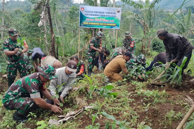 PROGRAM BERSATU DENGAN ALAM, KORAMIL 04/KARANGKOBAR MELAKSANAKAN PENANAMAN POHON KOPI