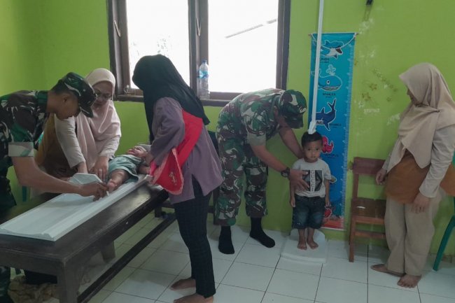 Wujudkan Balita Sehat,Babinsa Koramil 04/Karangkobar Dampingi Posyandu Balita