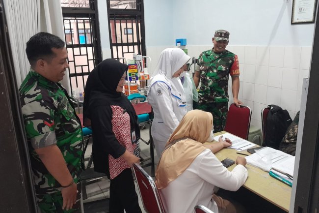 Babinsa Bersama UPT KB Karangkobar Dampingi Pelayanan KB Di Puskesmas Karangkobar