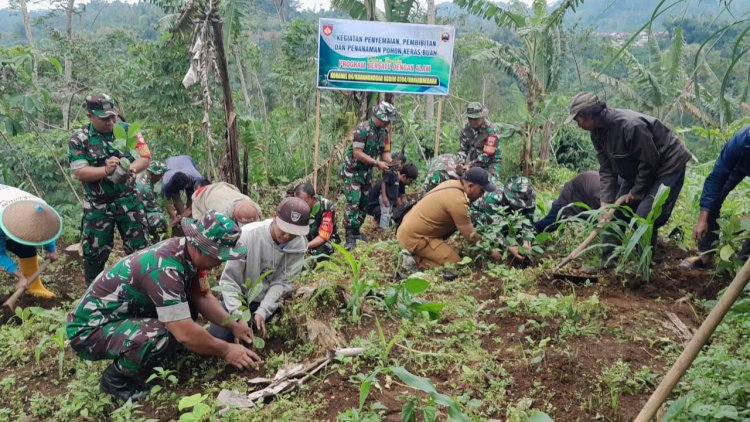 PROGRAM BERSATU DENGAN ALAM, KORAMIL 04/KARANGKOBAR MELAKSANAKAN PENANAMAN POHON KOPI