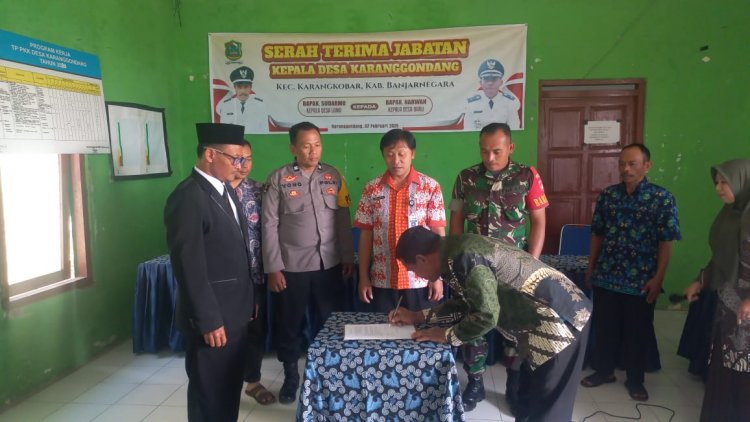 Mewakili Danramil Babinsa Hadiri Serah Terima Kepala Desa Karanggondang