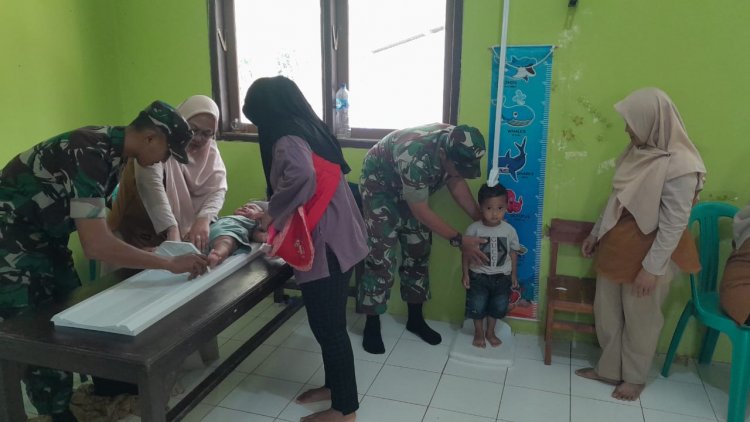 Wujudkan Balita Sehat,Babinsa Koramil 04/Karangkobar Dampingi Posyandu Balita