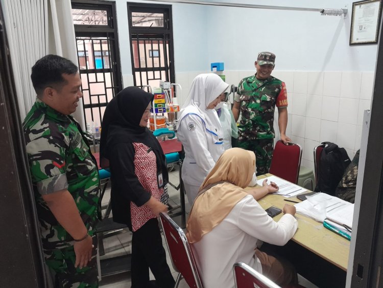 Babinsa Bersama UPT KB Karangkobar Dampingi Pelayanan KB Di Puskesmas Karangkobar