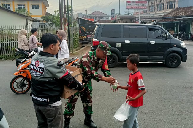 Berbagi Di Bulan Ramadhan Babinsa Bersama KPKC (Karangkobar Punya King Club) Bagikan Takjil Gratis