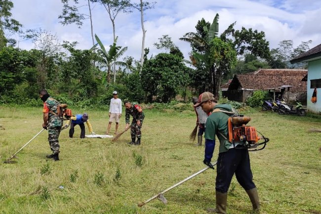 Babinsa Koramil 04/Krb bersama Warga Kerja Bakti Bersihkan Lapangan, Siapkan Tempat Shalat Idul fitri 1446 H