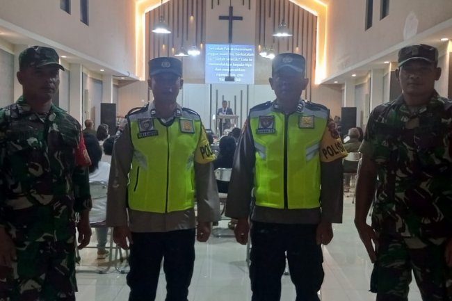 Babinsa Koramil 04/Karangkobar Bersama Bhabinkamtibmas Giat Pengaman Ibadah Jum'at Agung Greja JKl Anugerah ILLAHI