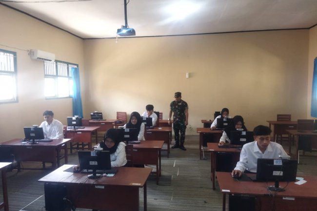 Danramil 04/Karangkobar Pantau Langsung Ujian Calon Perangkat Desa Pagerpela