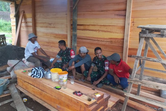Babinsa Koramil 04/Karangkobar Sertu Tohar Bersama Serda Wasis  Jalin Komsos Dengan Warga Binaan