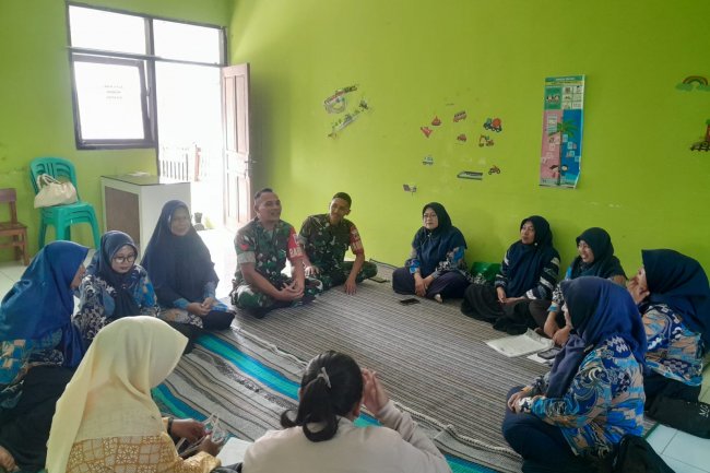 Peduli Kesehatan Balita, Babinsa Koramil 04/Karangkobar Bersama Kader Posyandu Rutin Adakan Pertemuan