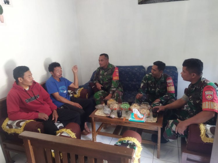 Babinsa Koramil 04/Karangkobar Jalin Komsos Dengan Warga Desa Binangun