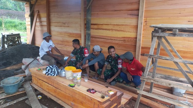 Babinsa Koramil 04/Karangkobar Sertu Tohar Bersama Serda Wasis  Jalin Komsos Dengan Warga Binaan
