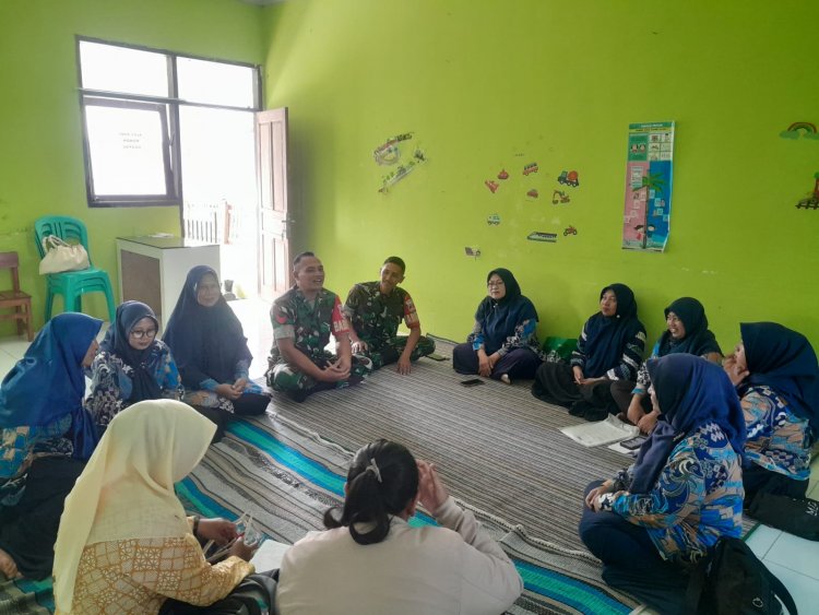 Peduli Kesehatan Balita, Babinsa Koramil 04/Karangkobar Bersama Kader Posyandu Rutin Adakan Pertemuan