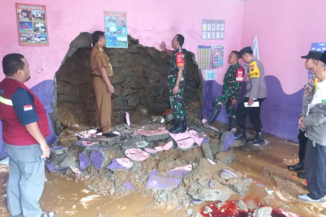 Babinsa Bersama Forkopincam Karangkobar Melaksanakan Pengecekan Jebolnya Tembok Sekolah RA Guppi