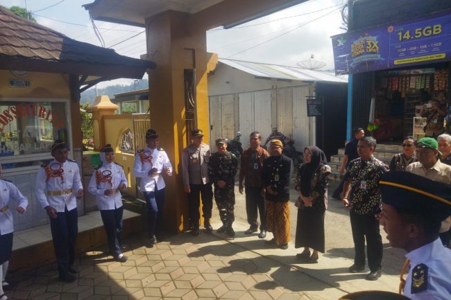 Danramil Bersama Forkopincam Dampingi Bupati Banjarnegara Goes to School Di SMA N 1 Karangkobar