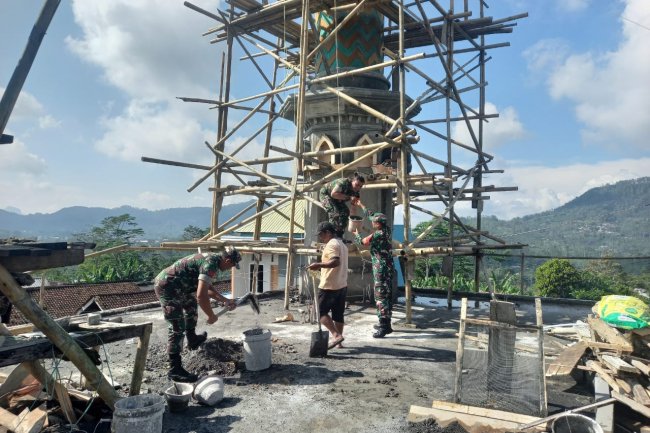 Wujud Kemanunggalan TNI-Dengan Rakyat Babinsa Bantu Pembangunan Menara Masjid AL-IKLAS