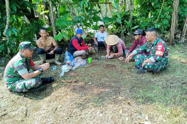 Terciptanya Hubungan Yang Erat Antara TNI Dengn Rakyat Babinsa Jalin Komsos Dengan Warga
