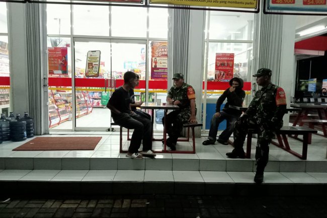 Langka Menciptakan Situasi Aman Dan Komdusif Babinsa Koramil 04/Karangkobar Melaksanakan Patroli Malam Hari