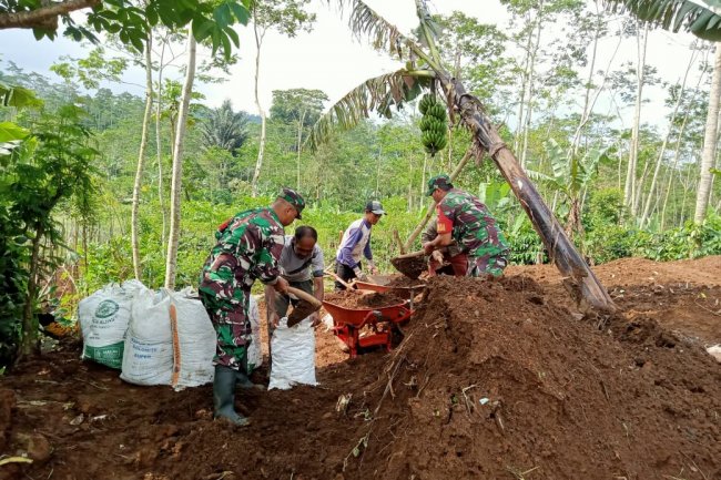 Ciptakan Kebersamaan, Babinsa Bantu Warga Angkat Tanah Untuk Penimbunan Pondasi Rumah