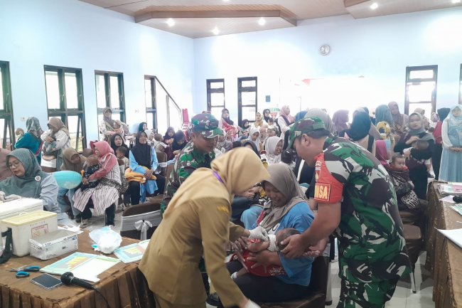 Babinsa Koramil 04/Karangkobar Dampingi Nakes Kegiatan Imunisasi Balita