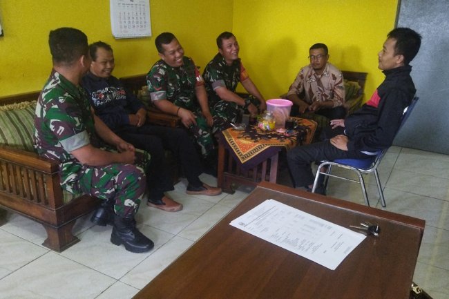 Untuk Mengetahui Perkembangan Wilayah Babinsa Koramil 04/Karangkobar Sambangi Kantor Desa Paweden