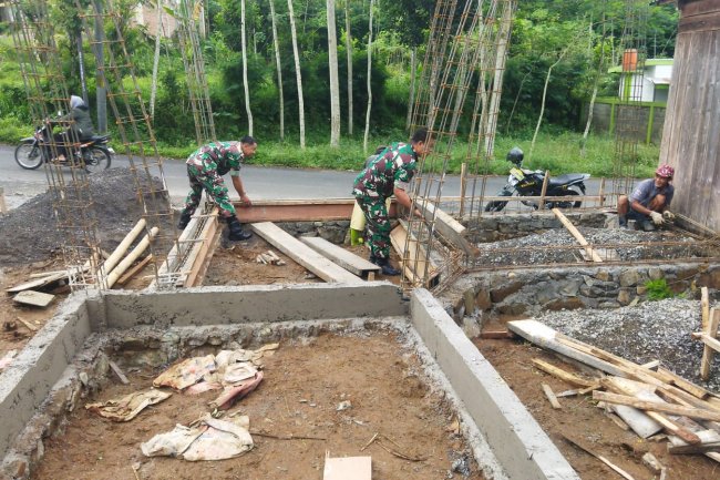 Babinsa Koramil 04/Karangkobar Gotong Royong Membantu Warga Binaan Cor Pondasi Rumah