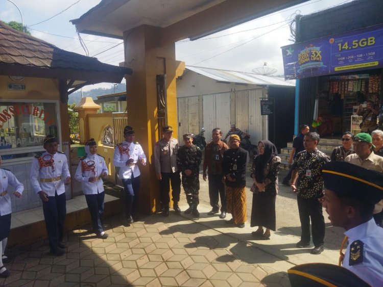 Danramil Bersama Forkopincam Dampingi Bupati Banjarnegara Goes to School Di SMA N 1 Karangkobar