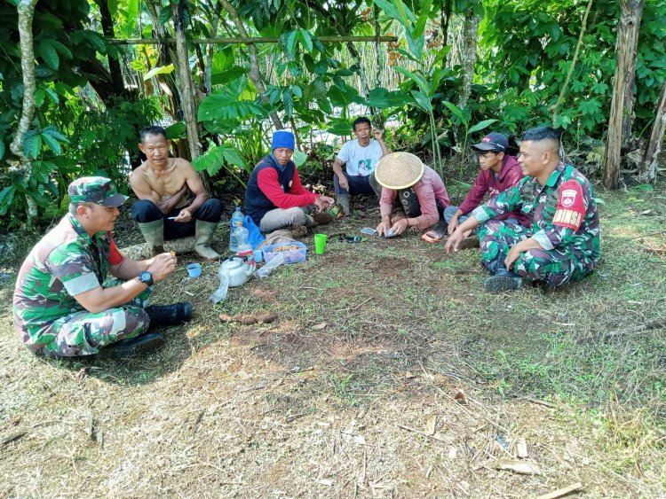 Terciptanya Hubungan Yang Erat Antara TNI Dengn Rakyat Babinsa Jalin Komsos Dengan Warga