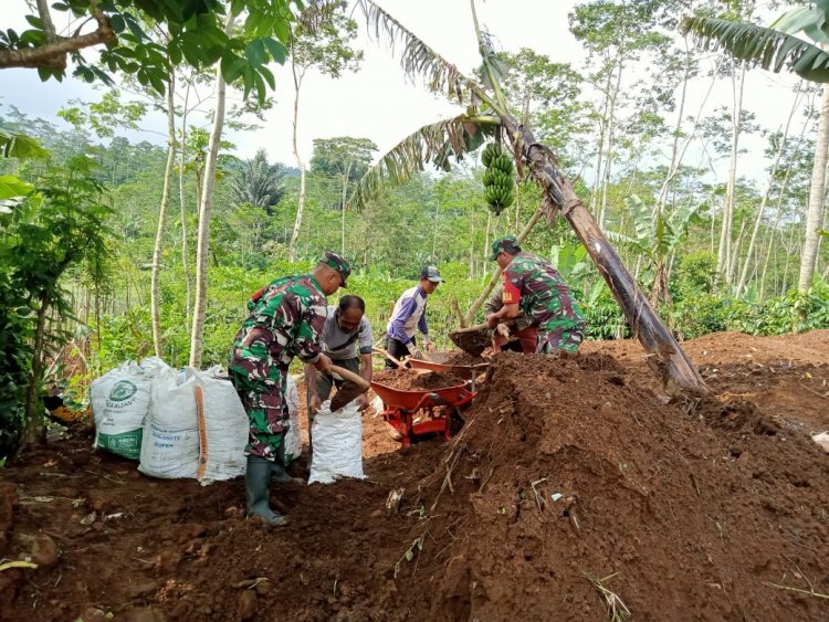 Ciptakan Kebersamaan, Babinsa Bantu Warga Angkat Tanah Untuk Penimbunan Pondasi Rumah
