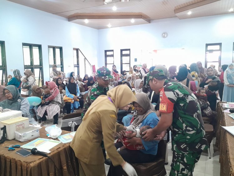Babinsa Koramil 04/Karangkobar Dampingi Nakes Kegiatan Imunisasi Balita