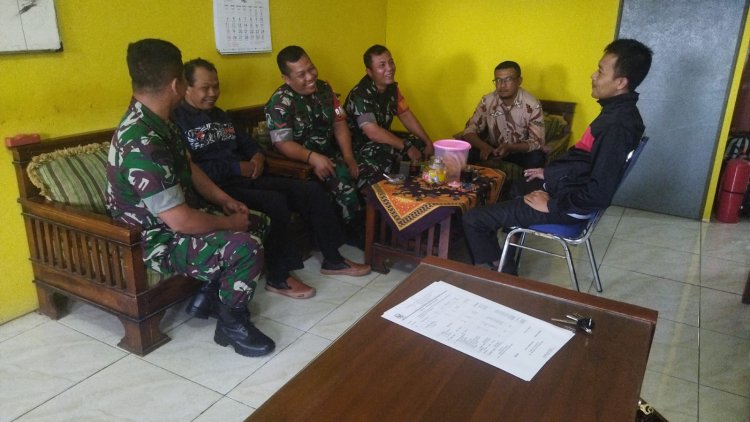 Untuk Mengetahui Perkembangan Wilayah Babinsa Koramil 04/Karangkobar Sambangi Kantor Desa Paweden