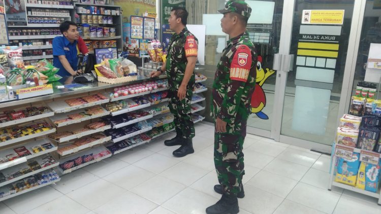 Jaga Wilayah Tetep Aman Dan Kondusif Babinsa Koramil 04/Karangkobar Melaksanakan Patroli Malam Hari