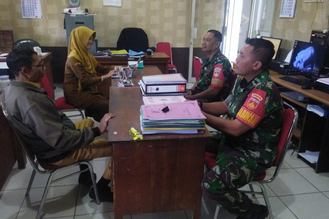 Guna Meningkatan Senegeritas Dan Kerjasama Babinsa Koramil 04/Karangkobar Jalin Komsos Dengan Pegawai Kecamatan