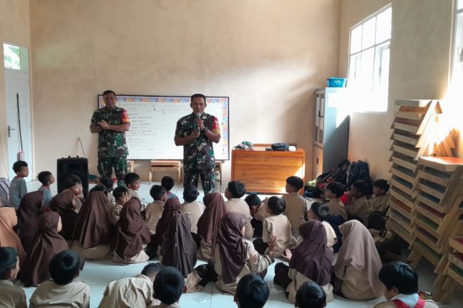 Begini Cara Babinsa Koramil 04/Karangkobar Tanamkan Karakter Dan Jiwa Patriotisme Pada Siswa