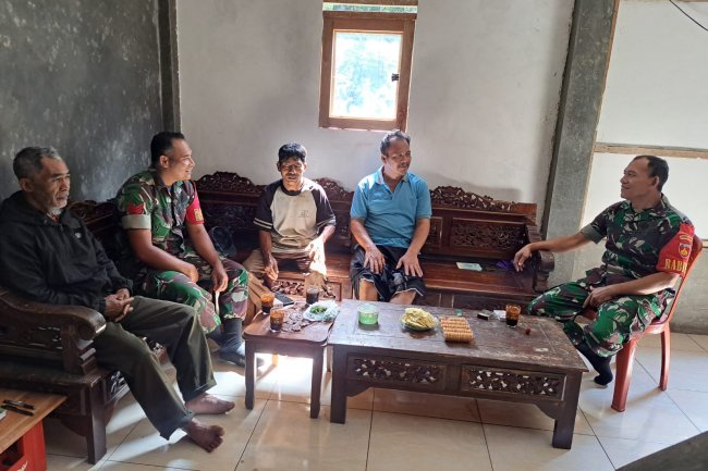 Wujudkan Keakraban Di Wilayah Babinsa Koramil 04/Karangkobar Komsos Dengan Tomas